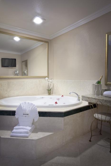 king whirlpool suite