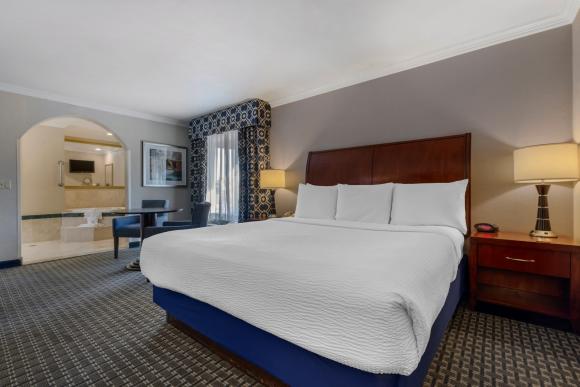 King Whirlpool Suite