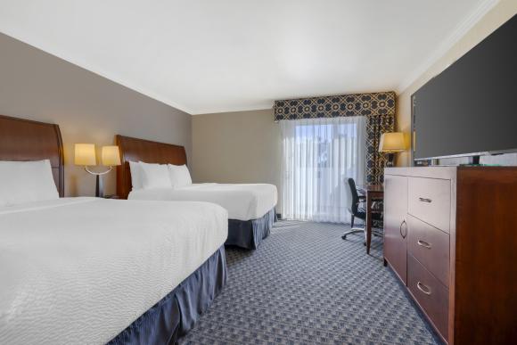 Queen/Queen Two-Room Suite Bedroom w/Balcony