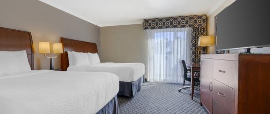 Queen/Queen Two-Room Suite Bedroom w/Balcony